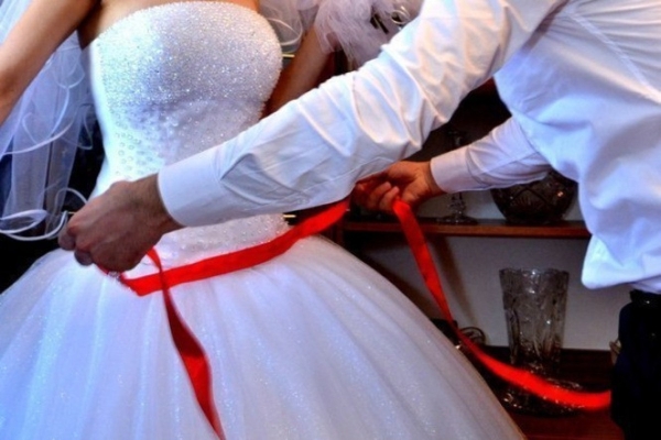 Toyda gəlin elə ədəbsiz hərəkət etdi ki, atası biabırçılığa dözməyib məclisi tərk etdi